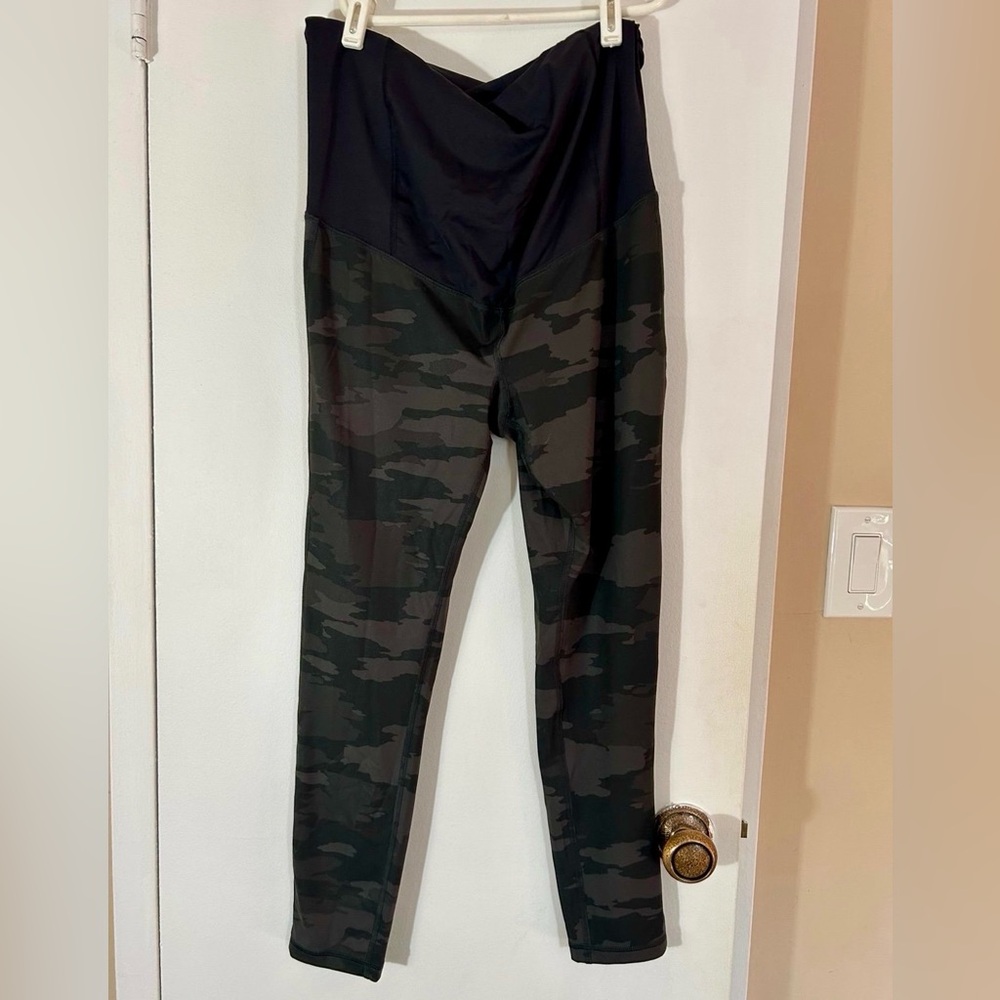 Camouflage Leggings Size Medium, Isabel Maternity